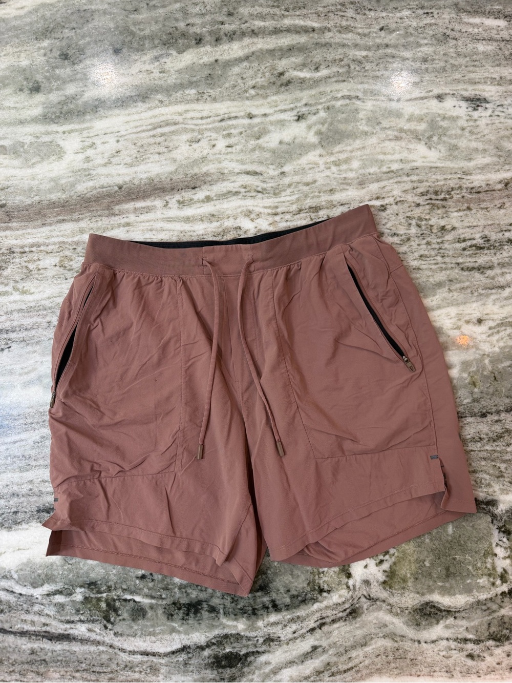 Men’s Lululemon Shorts “License To Train” Linerless Shorts 7”
Size XL